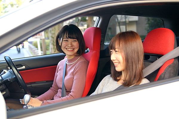 友人とのドライブデートのガソリン代 高速代はどっちが払う 女性のための車生活マガジン Beecar ビーカー