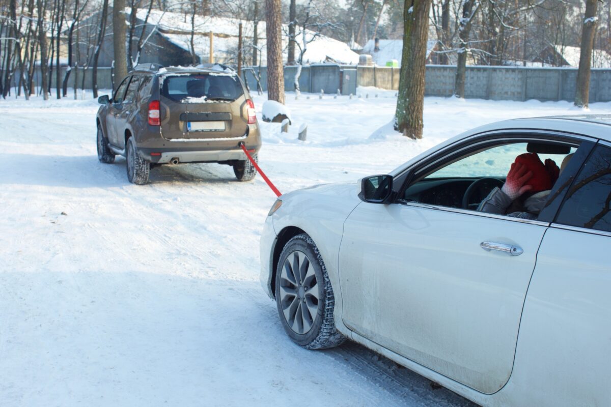 雪道ドライブ スタックしたら 用意したいグッズと脱出方法 女性のための車生活マガジン Beecar ビーカー