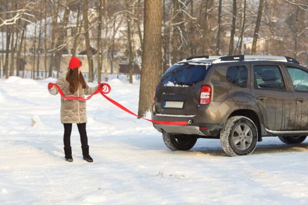 雪道ドライブ スタックしたら 用意したいグッズと脱出方法 女性のための車生活マガジン Beecar ビーカー