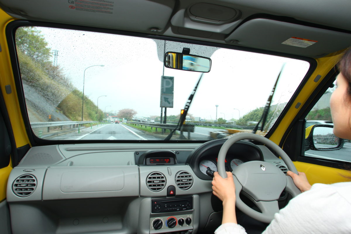 雨の日の運転怖い 苦手な方にやってほしい５つの方法 女性のための車生活マガジン Beecar ビーカー