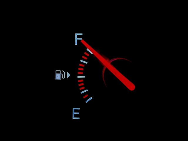 ガソリンランプ 燃料警告灯 がついてからどれくらい車は走れるの ガス欠対策 女性のための車生活マガジン Beecar ビーカー