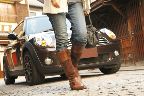 女性に人気のかっこよくておしゃれな車選びのコツ 女性にはどんな車がいいの 女性のための車生活マガジン Beecar ビーカー